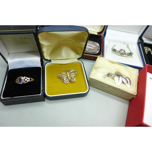 974 - Assorted silver jewellery