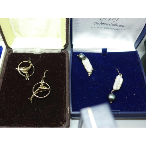 976 - Thirteen pairs of silver earrings