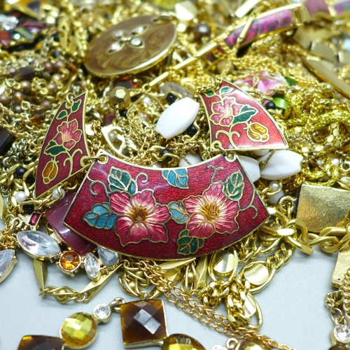 981 - A collection of gold tone jewellery