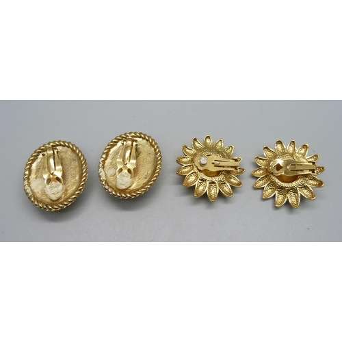 1008 - A pair of Sphinx and Escuda gold tone 1980s clip on earrings, flowers 3.75cm