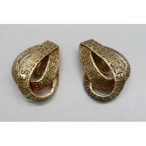 1009 - A pair of Hermes 1980s gold tone knot clip on earrings, 4cm