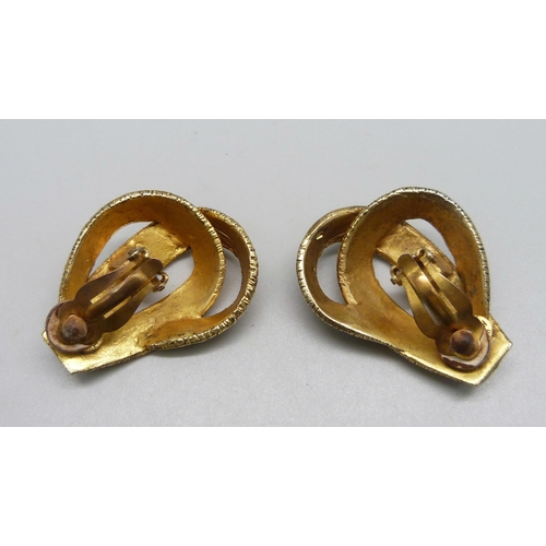 1009 - A pair of Hermes 1980s gold tone knot clip on earrings, 4cm