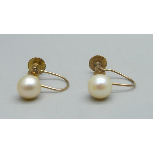 1010 - A pair of 9ct gold screw back pearl earrings, stamped 9ct, 1.5g