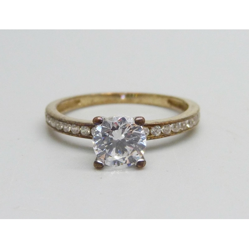 1019 - A 9ct gold ring set with white stones, 1.7g, M