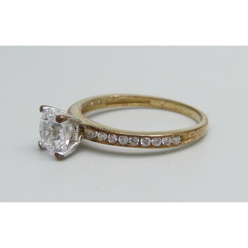 1019 - A 9ct gold ring set with white stones, 1.7g, M