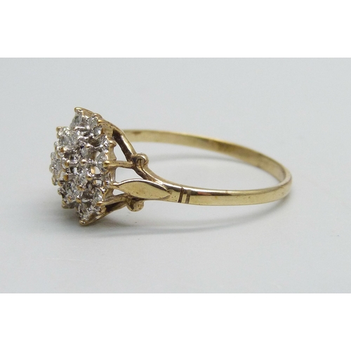 1020 - A 9ct gold and diamond cluster ring, 2.3g, W