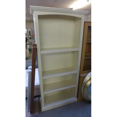 1595 - A white painted pine bookcase