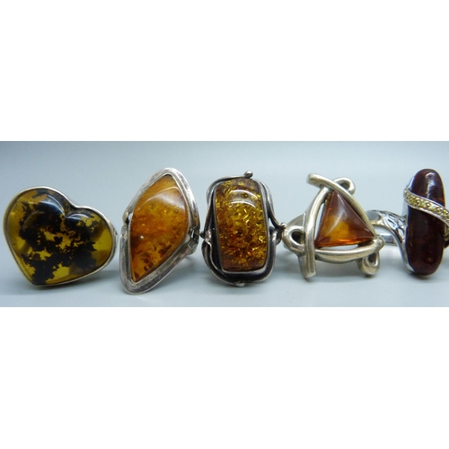 1053 - Eight chunky large silver rings set with amber and two unmarked white metal rings, up to 40mm,   109... 