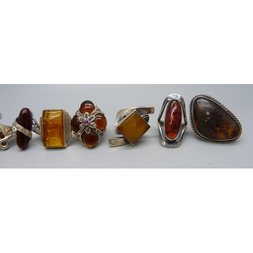 1053 - Eight chunky large silver rings set with amber and two unmarked white metal rings, up to 40mm,   109... 