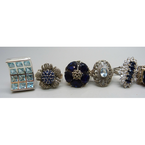 1057 - Nine chunky large silver rings set with blue and black stones, obsidian, spinel, etc., up to 35mm, 9... 