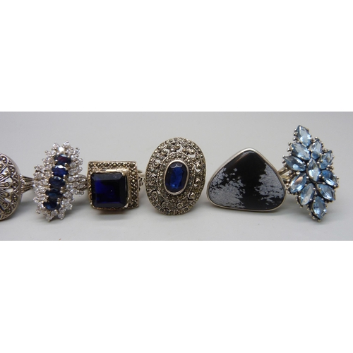 1057 - Nine chunky large silver rings set with blue and black stones, obsidian, spinel, etc., up to 35mm, 9... 