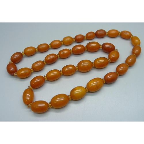 1062 - A butterscotch amber bead necklace, 78g