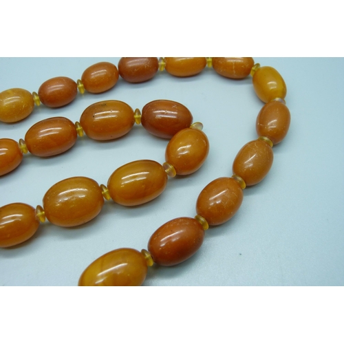 1062 - A butterscotch amber bead necklace, 78g