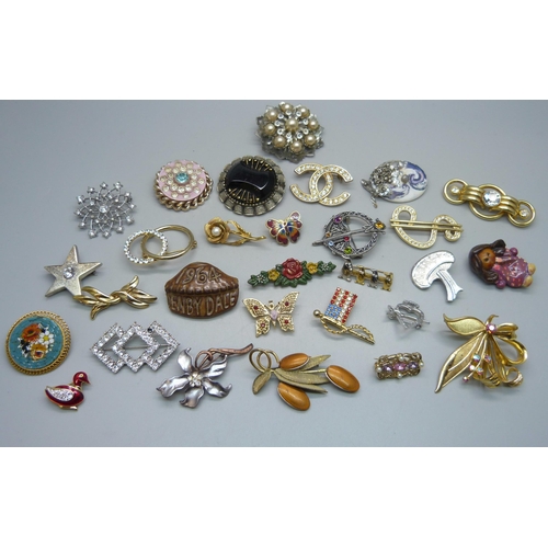 1066 - A collection of costume brooches