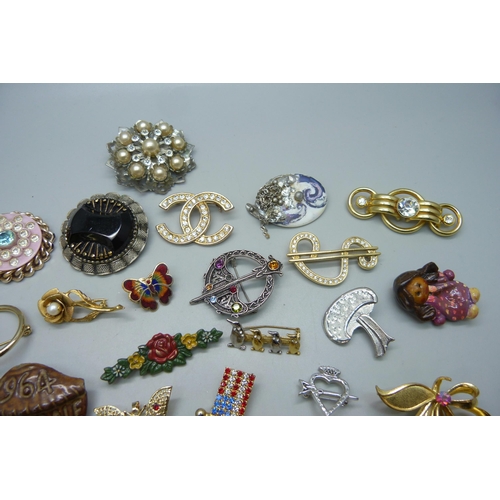 1066 - A collection of costume brooches