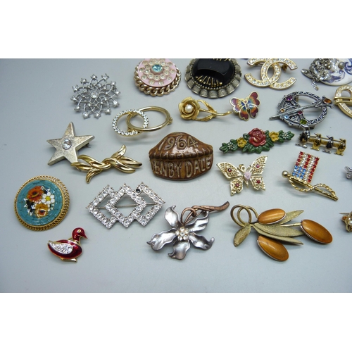 1066 - A collection of costume brooches