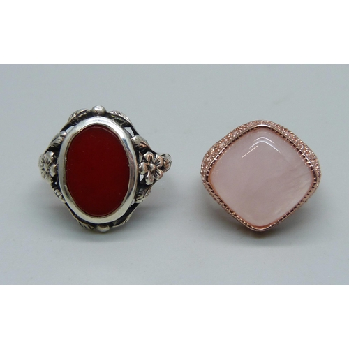 1068 - Two silver rings, one set with agate, P/Q, and the other set with rose quartz and white topaz, N/O, ... 