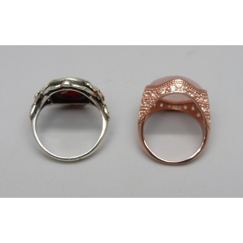 1068 - Two silver rings, one set with agate, P/Q, and the other set with rose quartz and white topaz, N/O, ... 