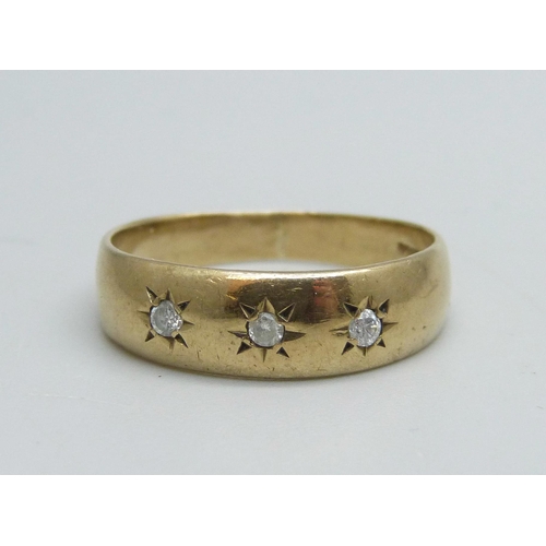 1092 - A 9ct gold ring set with three diamonds, 2.7g, R