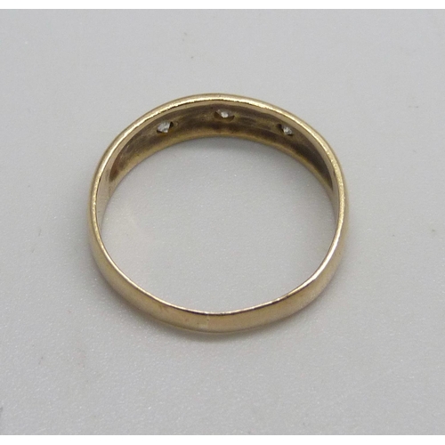 1092 - A 9ct gold ring set with three diamonds, 2.7g, R