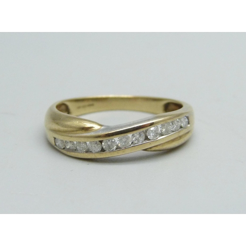 1093 - A 9ct gold ring set with diamonds, 2.1g, M