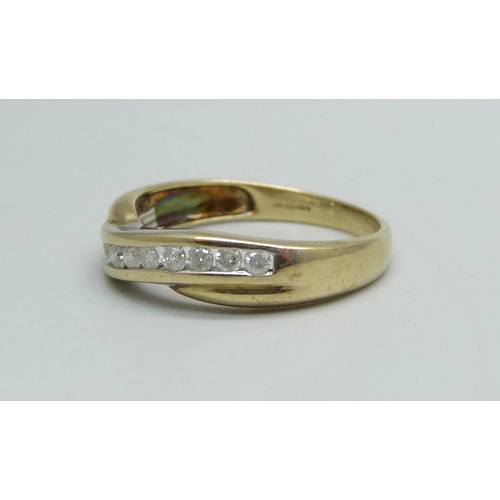 1093 - A 9ct gold ring set with diamonds, 2.1g, M