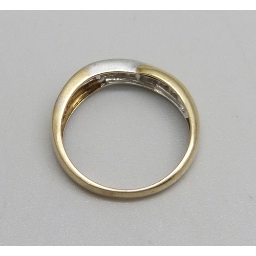 1093 - A 9ct gold ring set with diamonds, 2.1g, M