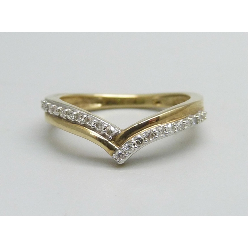 1095 - A 9ct gold ring set with diamonds, 1.7g, K