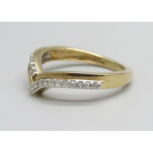 1095 - A 9ct gold ring set with diamonds, 1.7g, K