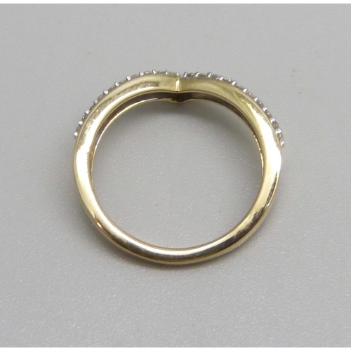 1095 - A 9ct gold ring set with diamonds, 1.7g, K