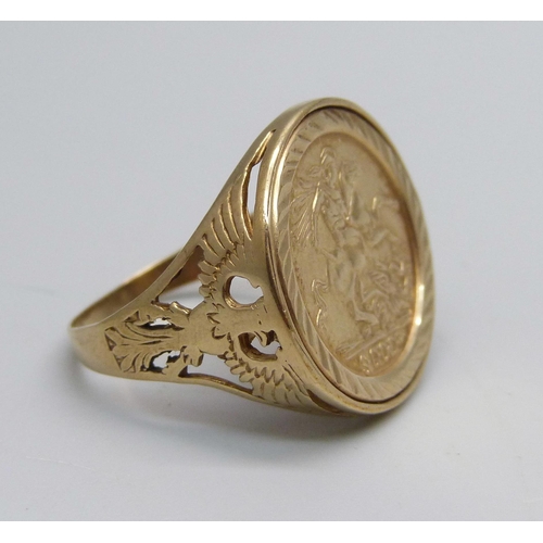 1096 - A 9ct gold ring with a 'St George' plaque, 4.2g, W