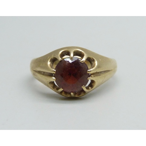 1099 - A 9ct gold ring set with a garnet, 3g, L