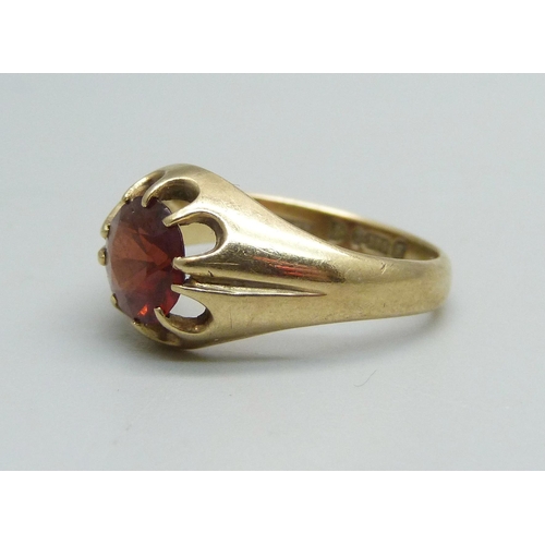 1099 - A 9ct gold ring set with a garnet, 3g, L