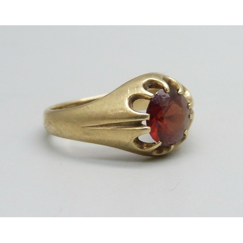 1099 - A 9ct gold ring set with a garnet, 3g, L