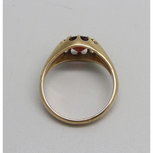 1099 - A 9ct gold ring set with a garnet, 3g, L