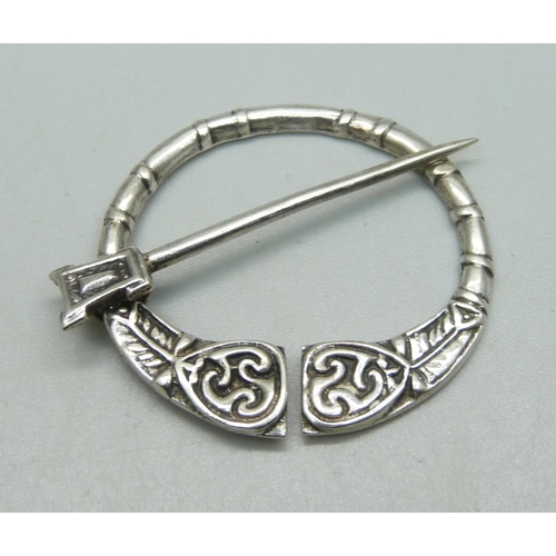 1108 - A Scottish silver brooch, 12g