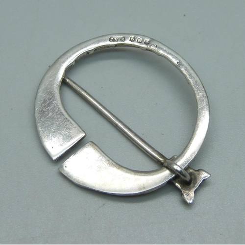 1108 - A Scottish silver brooch, 12g