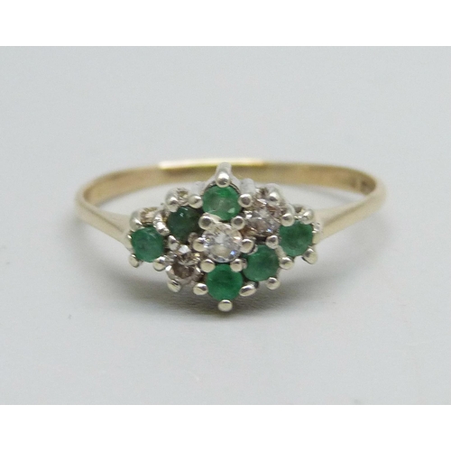 1121 - A 9ct gold, emerald and diamond cluster ring, 1.9g, Q