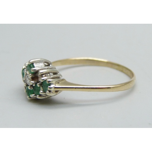 1121 - A 9ct gold, emerald and diamond cluster ring, 1.9g, Q