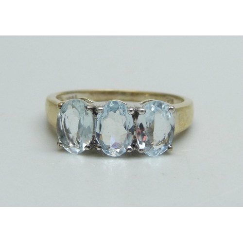 1127 - A silver gilt, Espirito Santo aquamarine three stone ring, N