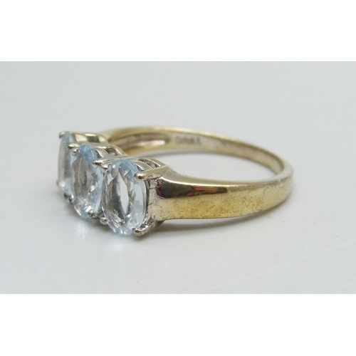 1127 - A silver gilt, Espirito Santo aquamarine three stone ring, N