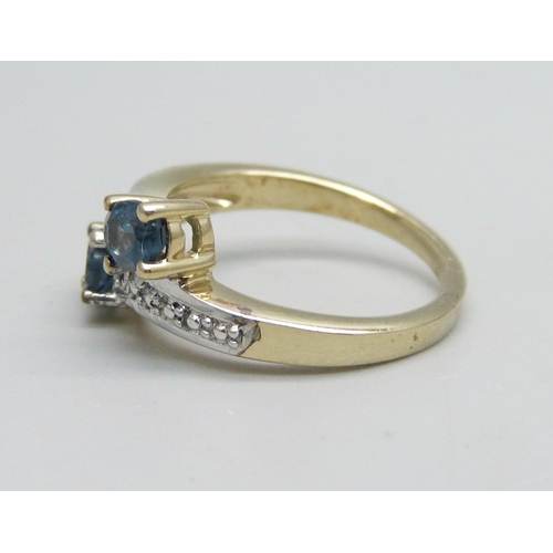 1131 - A silver gilt London blue topaz cross over ring, N