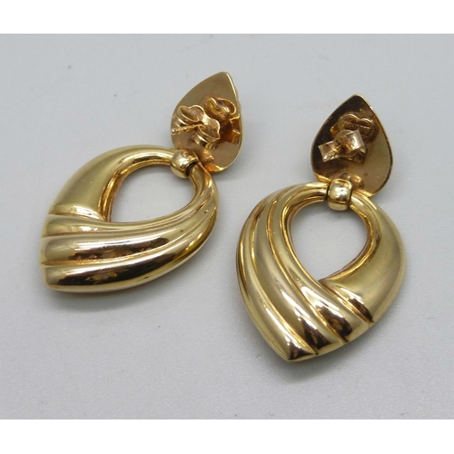 1140 - A pair of 9ct gold designer earrings by Unoaerre, 6.2g, 4cm drop