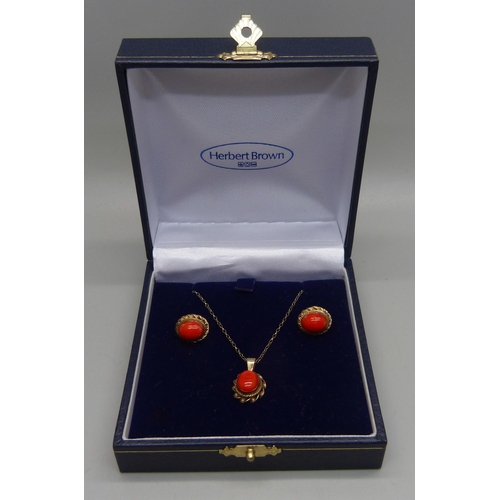 1141 - A 9ct gold and coral pendant with rope design border, with matching earrings, 1.9cm pendant drop, 6.... 