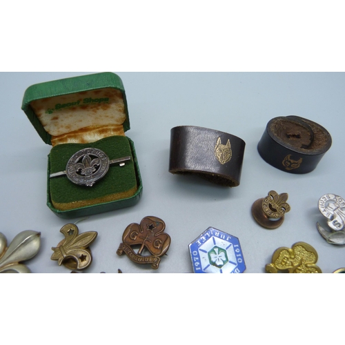 1142 - A collection of Scouts and Girl Guide badges including a Deutsche Jungvolk badge and four woggles