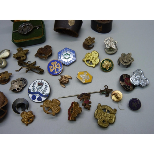 1142 - A collection of Scouts and Girl Guide badges including a Deutsche Jungvolk badge and four woggles