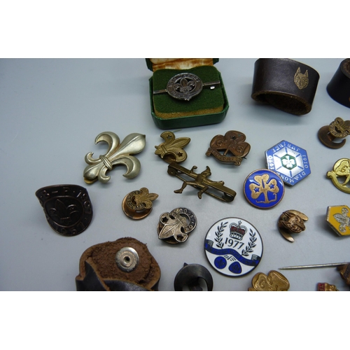 1142 - A collection of Scouts and Girl Guide badges including a Deutsche Jungvolk badge and four woggles