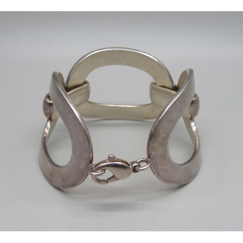 1151 - A silver bracelet, 99g