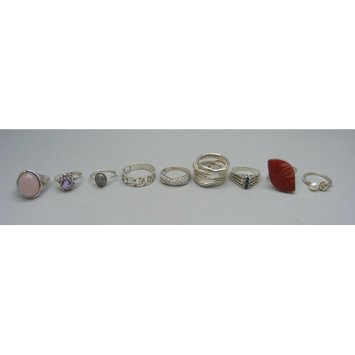 1153 - Eight silver rings and one unmarked white metal ring set with an amethyst (a/f), all test as silver,... 