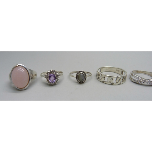 1153 - Eight silver rings and one unmarked white metal ring set with an amethyst (a/f), all test as silver,... 